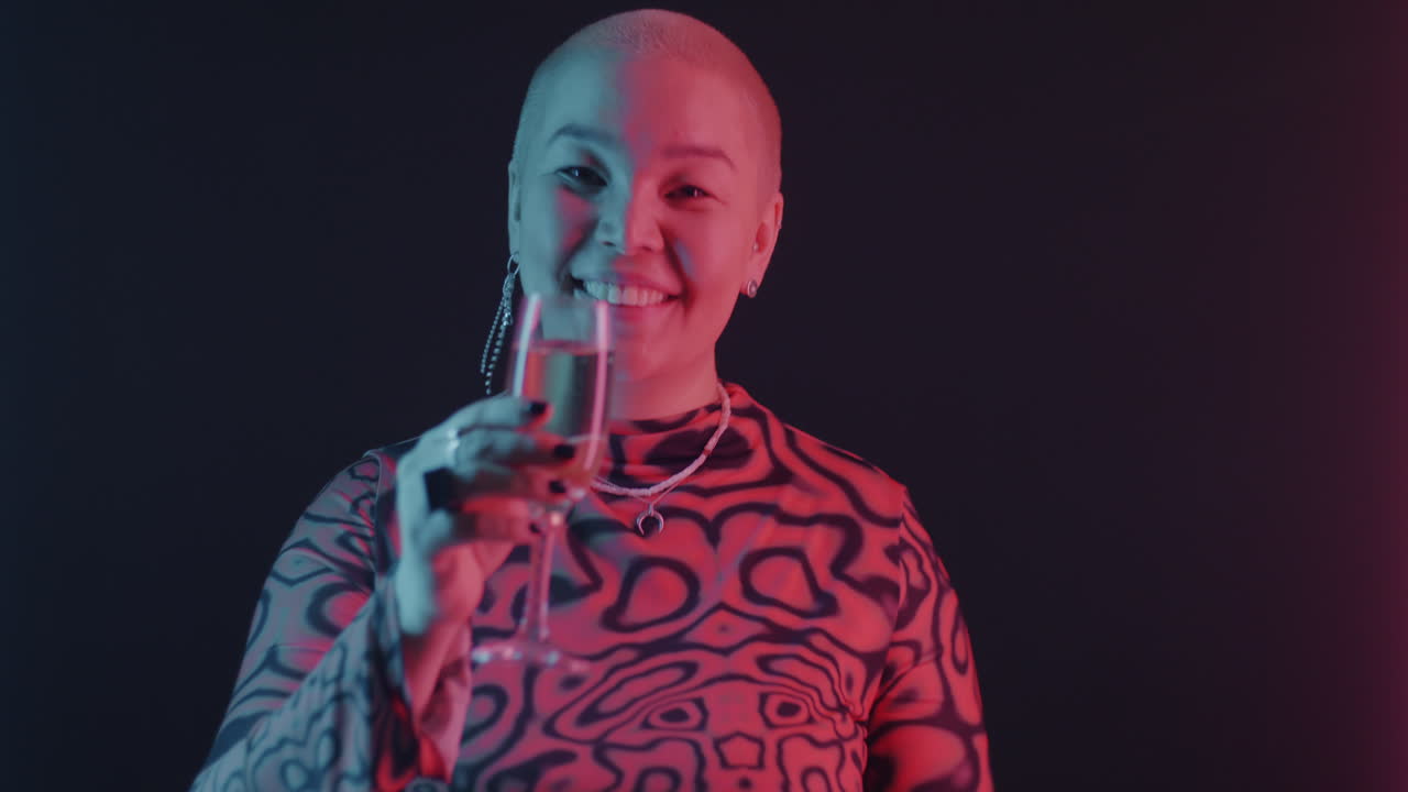 una mujer celebrando con champán.