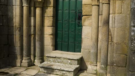 Eingang-Der-Kirche-Santa-Maria-De-Codosedo,-Spanien