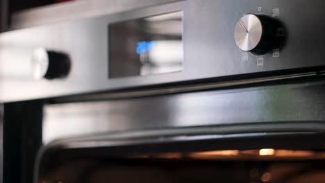 primer plano de un panel de control del horno