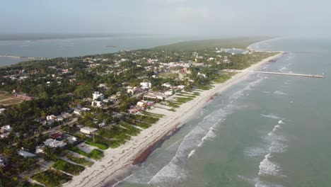 el cuyo, una tranquila ciudad costera en méxico, con exuberante vegetación y playas serenas, bajo cielos despejados, vista aérea