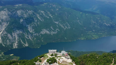 Paisaje-Del-Lago-Bohinj-Y-Los-Alpes-Julianos-Desde-El-Punto-De-Vista-De-La-Cumbre-De-La-Montaña-Vogel-En-Eslovenia