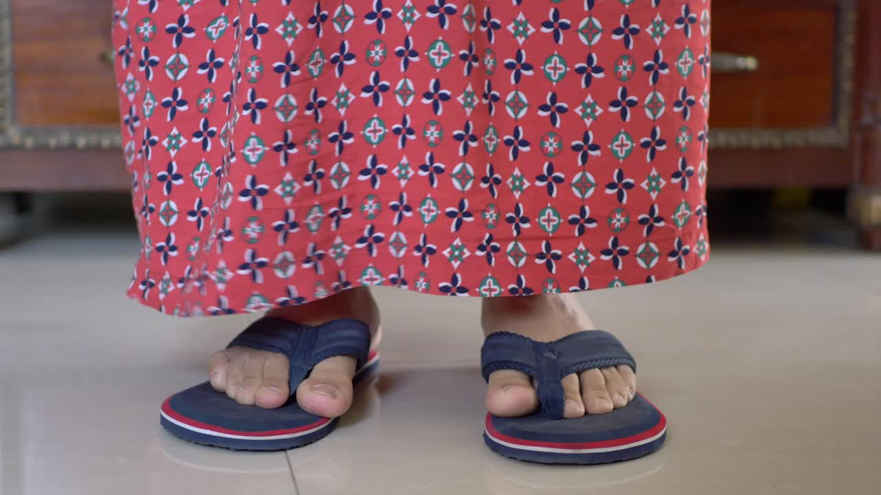 플립플롭과 빨간 드레스를 입은 여자