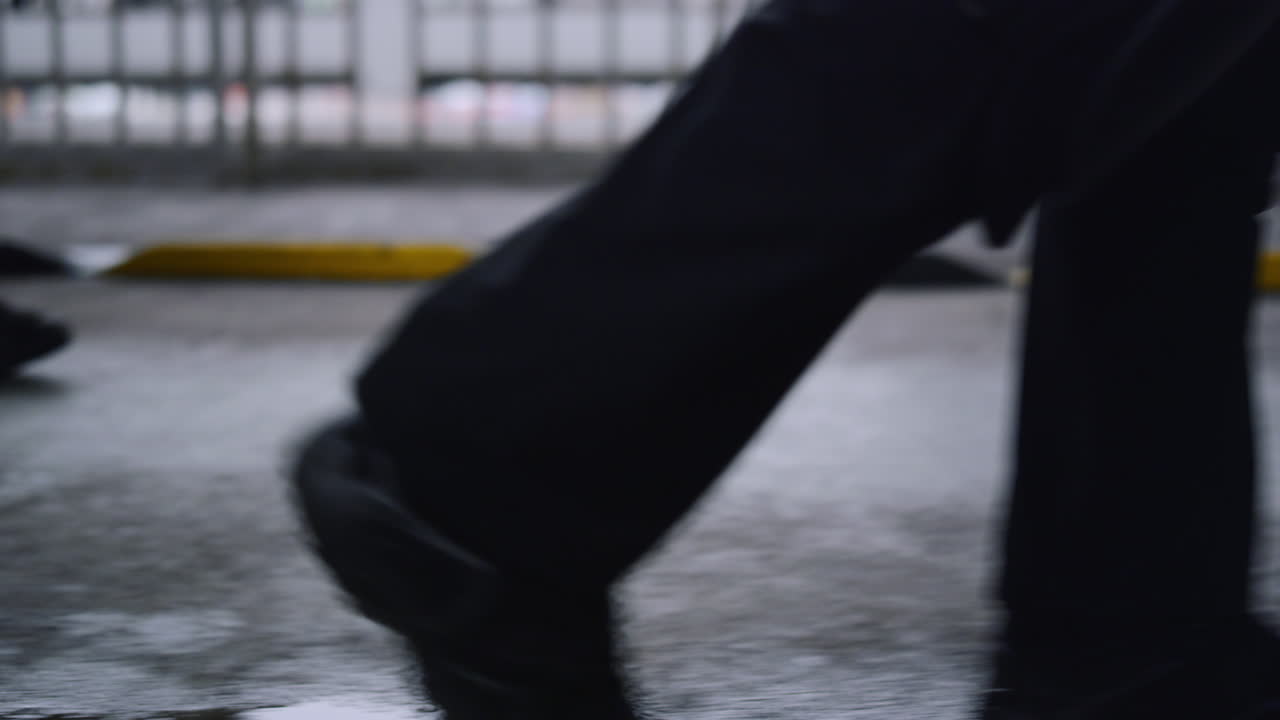 los pies del equipo swat van a la construcción del puente durante una operación especial