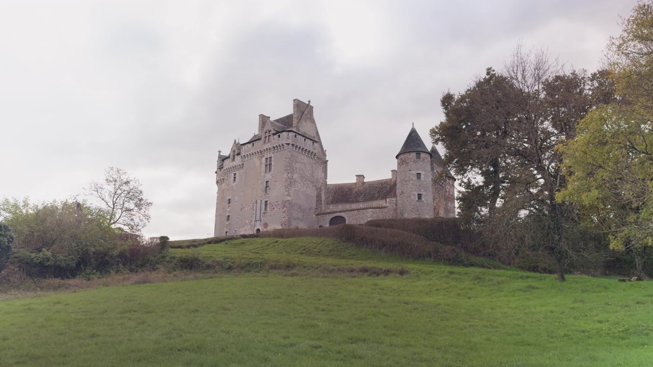 Vista di profilo del famoso Château du Bouchet (Castello di Le Bouchet), nella città di Rosnay in Francia, in una giornata nuvolosa