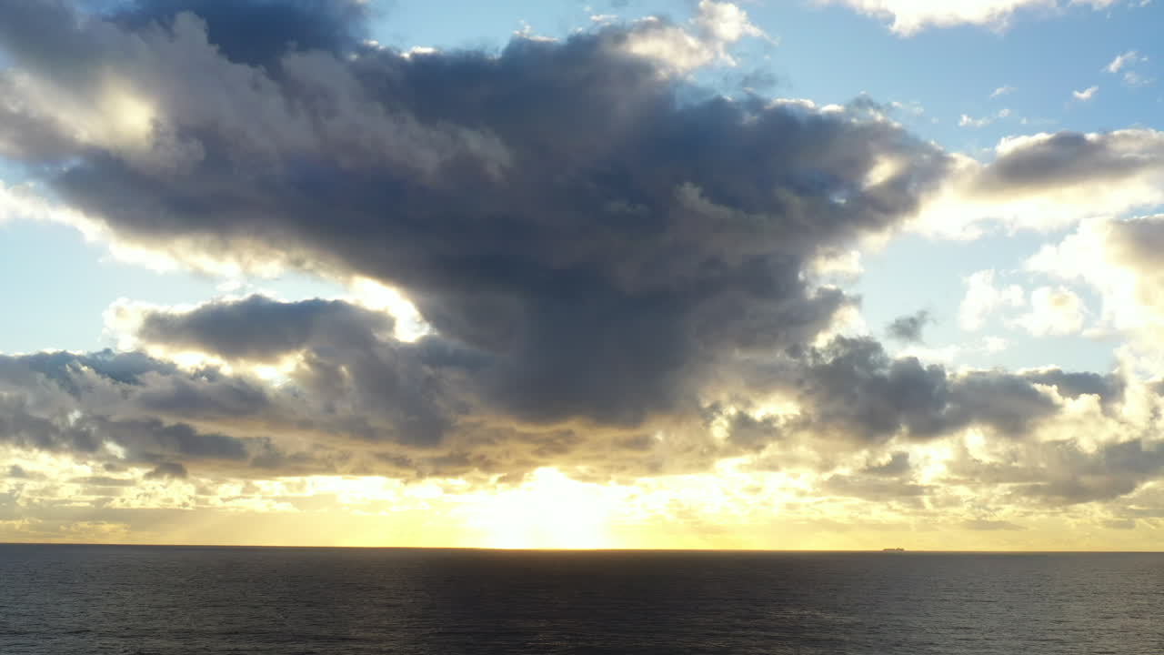 amanecer sobre el océano pacífico con grandes nubes en el cielo, cerca de bondi australia