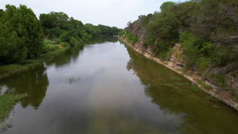 Imágenes-Aéreas-Del-Río-Blanco-En-Blanco-Texas-En-La-Región-Montañosa-De-Texas