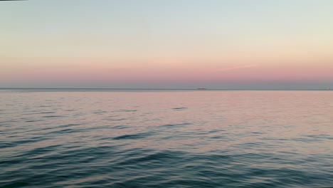 Schöner-Blick-Auf-Die-Ostseebucht-Bei-Sonnenuntergang,-Wolkenloser-Himmel-Am-Horizont,-Orangetöne-In-Der-Ferne-Und-Ein-Ruhiges-Meer