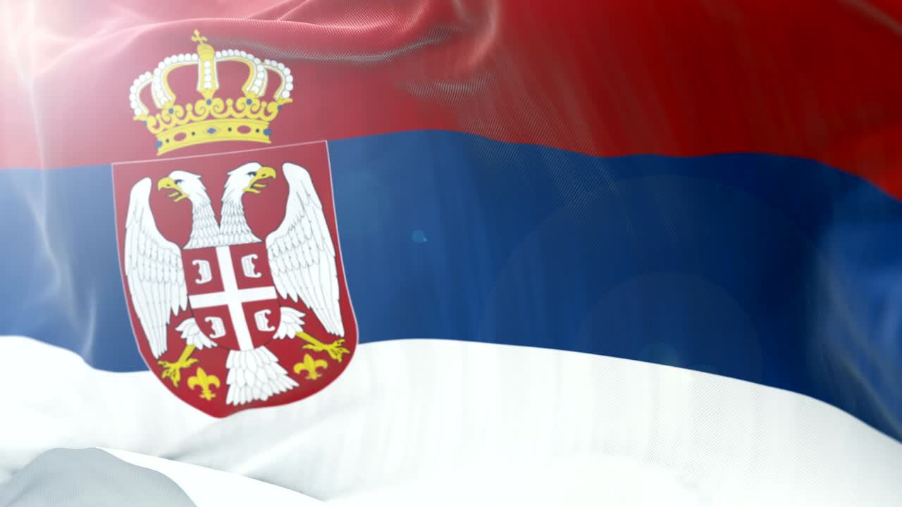 la bandera de serbia se agita lentamente en el fondo. 4k se agita de cerca la bandera. bucle sin costuras