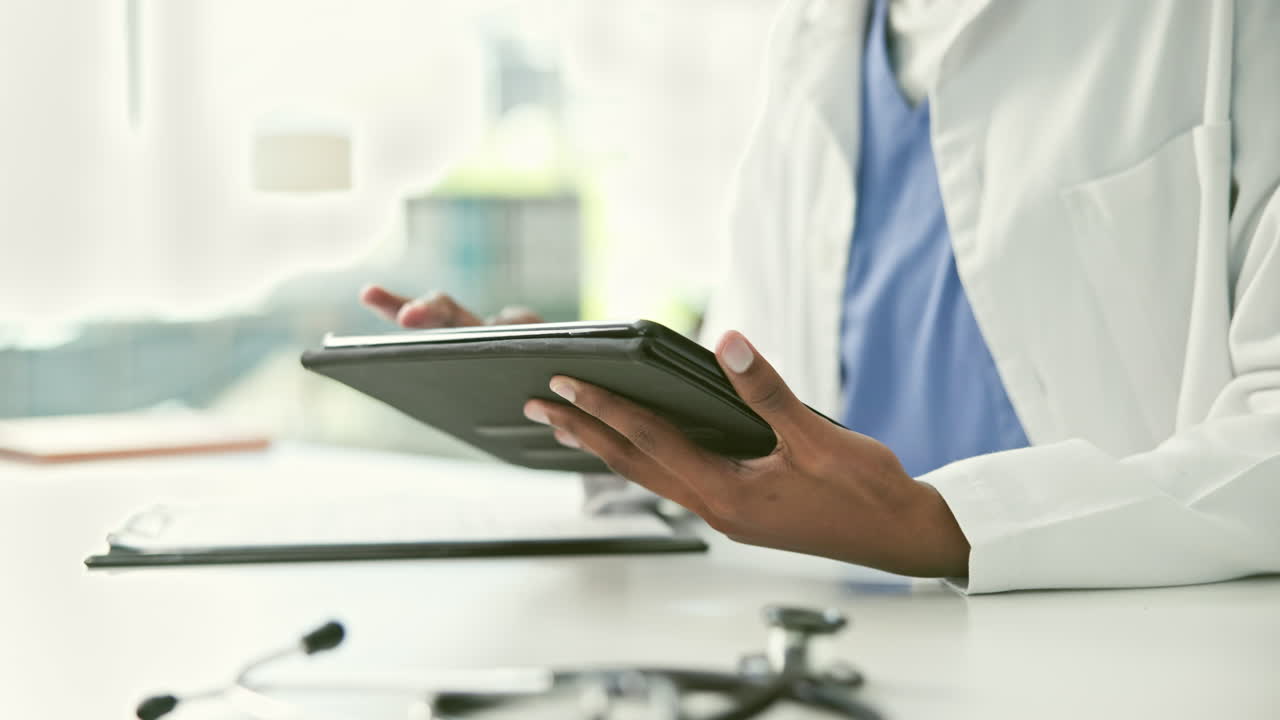 médico que usa la tableta en la clínica