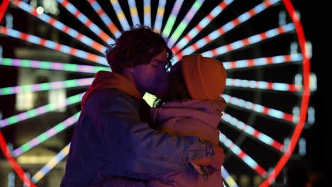 Pareja-Cariñosa-Abrazándose-Al-Aire-Libre.-Hombre-Y-Mujer-Besándose-En-La-Calle-Urbana.