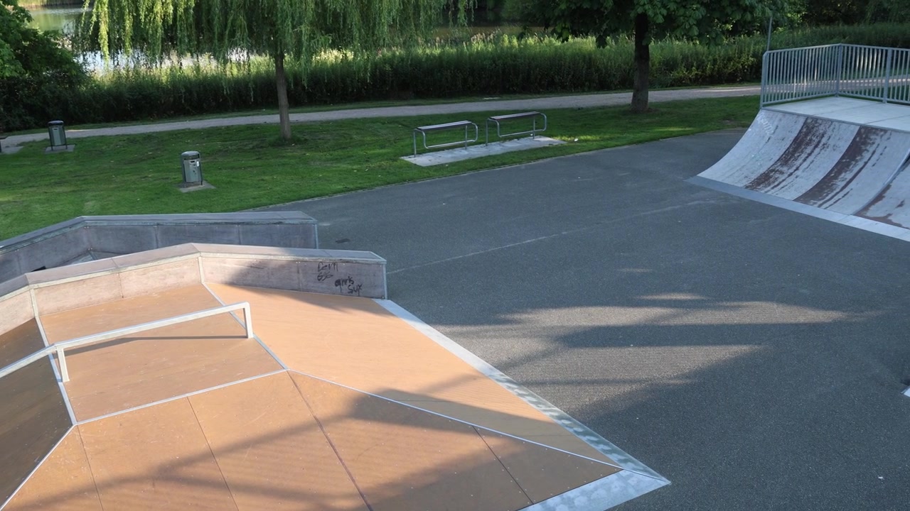 Moderní skatepark s rampami, záběr shora