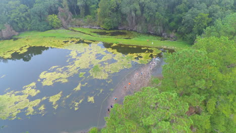 Corriendo-Por-Un-Lago-Durante-Una-Carrera-De-Barro