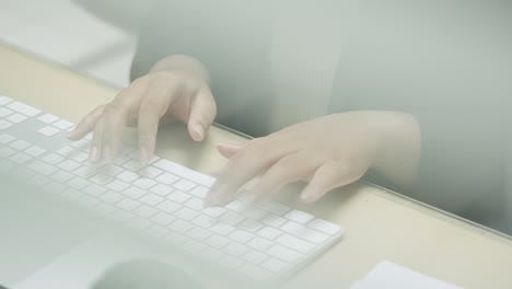 las manos de la mujer de negocios escribiendo en el teclado de la computadora portátil para buscar información, informe de investigación de marketing en el escritorio de la oficina