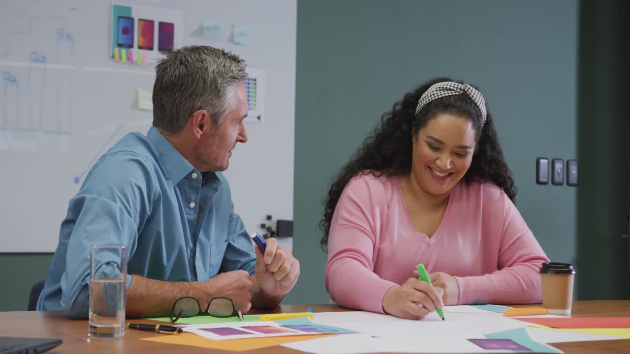diversas personas de negocios felices discutiendo el trabajo durante una reunión en la oficina