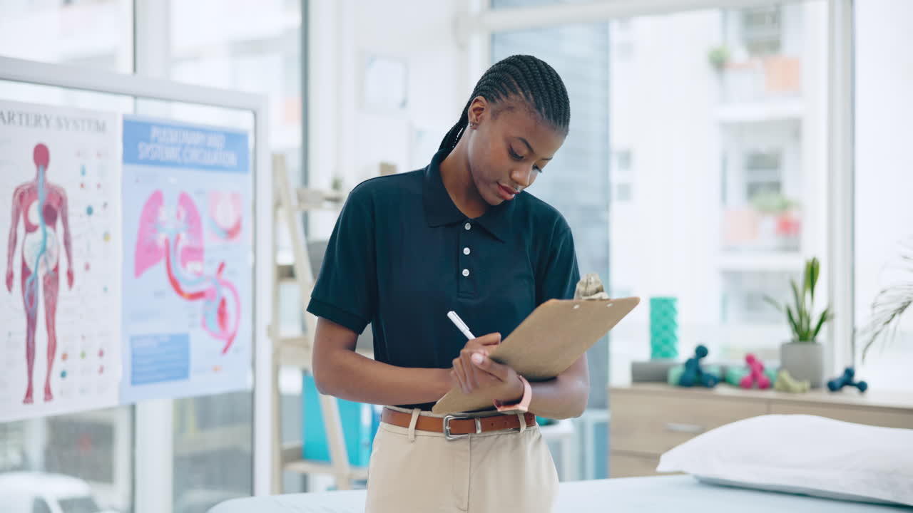 physiothérapeute, visage ou femme écrivant soins de santé