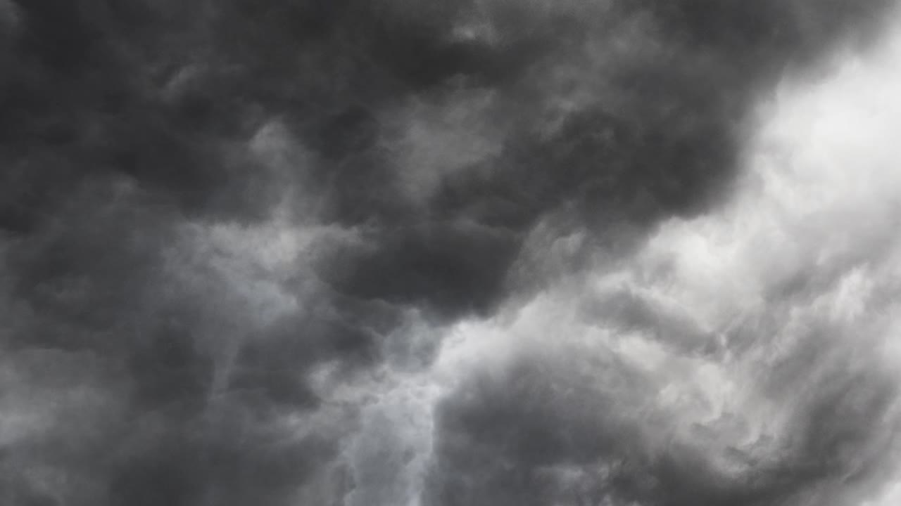 un relámpago en la nube gris