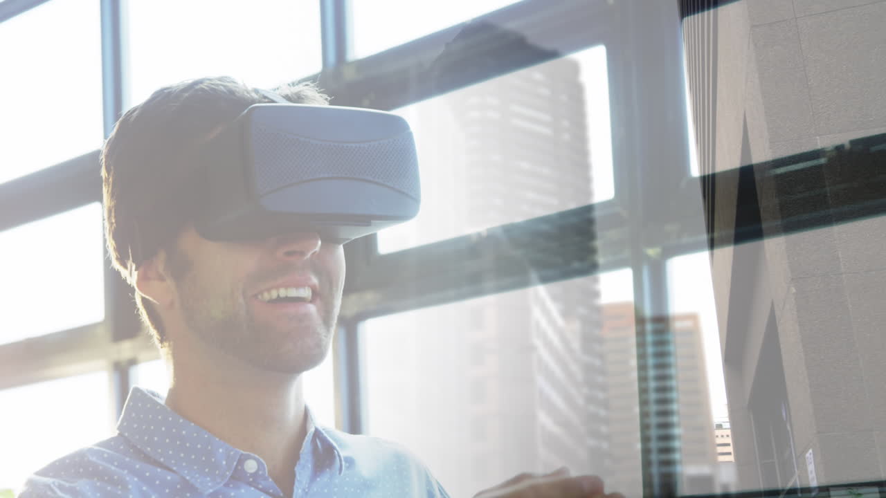 Animazione di uomo d'affari caucasico con visore VR su persone che camminano e paesaggio urbano