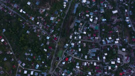 Vista-De-Pájaro-De-Casas-Y-Vegetación-Cerca-De-Sairme,-Georgia---Toma-Aérea-De-Drones