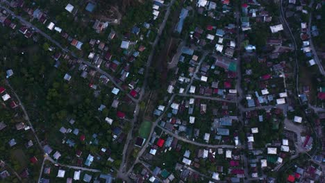 vista de pájaro de casas y vegetación cerca de sairme, georgia - toma aérea de drones