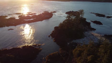 Una-Puesta-De-Sol-Sobre-El-Océano-En-La-Costa-Oeste-De-La-Isla-De-Vancouver,-Columbia-Británica,-Canadá