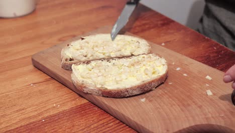 Las-Manos-De-La-Mujer-Ponen-Ajo-En-Dos-Rebanadas-De-Pan-Untadas-Con-Mantequilla