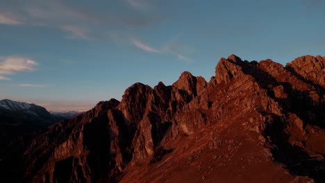 Atemberaubende-Resegone-Berge-Rot-Gefärbt-Bei-Sonnenuntergang,-Italien