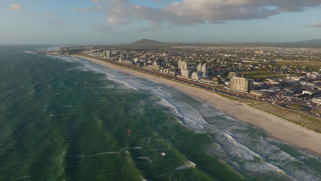 Ampia veduta costiera di Blouberg vicino a Città del Capo, con le onde dell'oceano e uno sfondo urbano