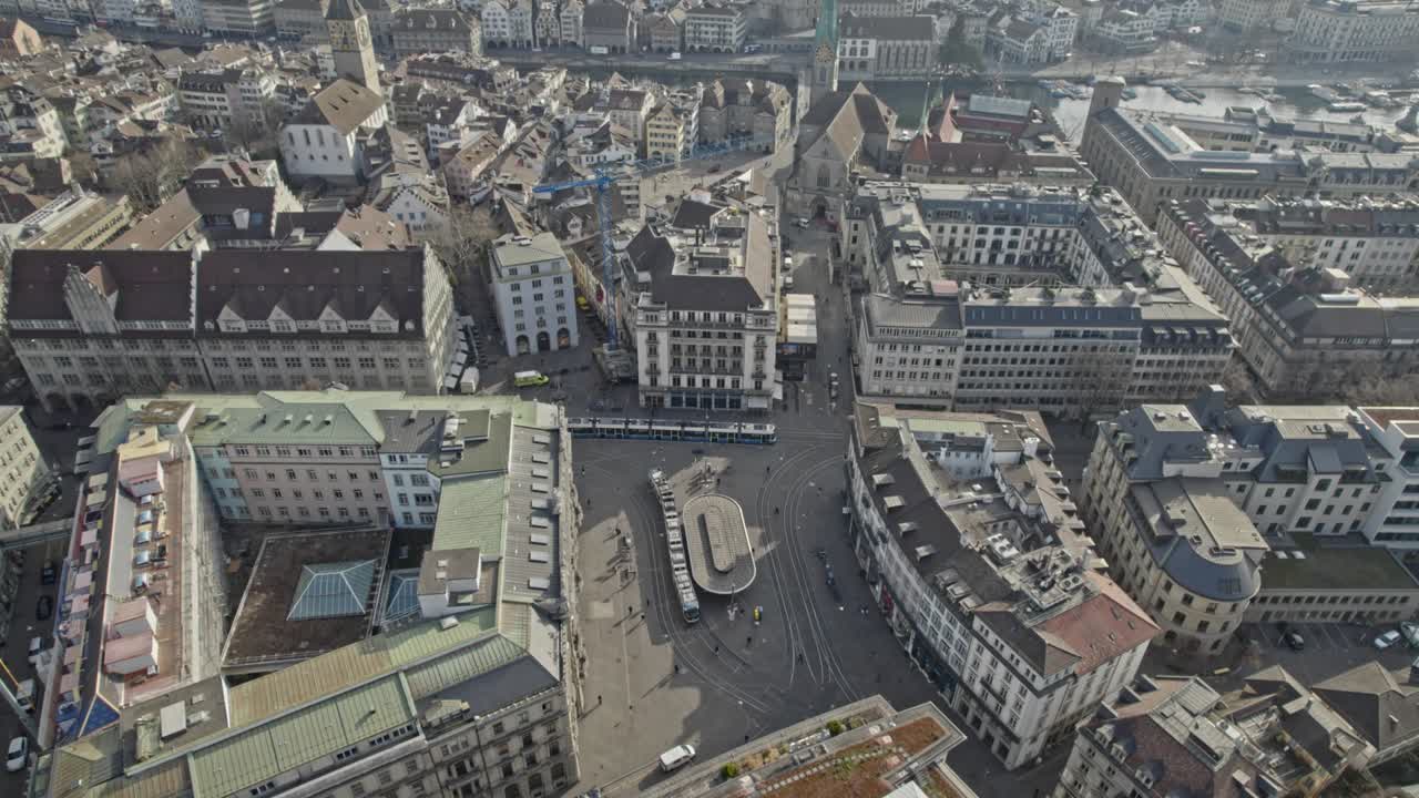 유명한 파라드 광장 (german paradeplatz) 의 공중 전망은 트램 역과 유명한 스위스 은행 credit suisse와 ubs의 본부와 함께 있습니다.