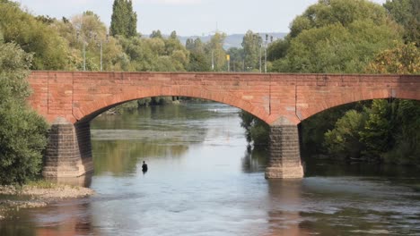 Cerca-De-Un-Puente-De-Piedra-Que-Cruza-El-Río-Nahe-En-Bad-Kreuznach,-Alemania