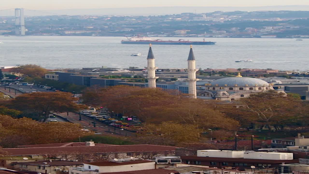 la mezquita de estambul vista desde arriba con el bósforo