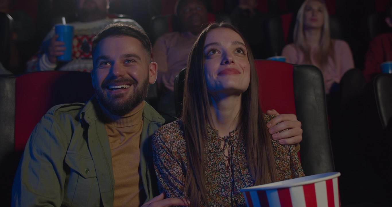 Ungt par ser en film i en biograf