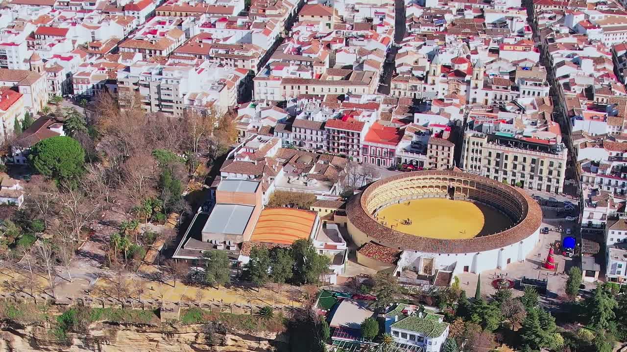 Udsigt over Malaga, der viser tyrefægterarenaen og byens layout i dagslys