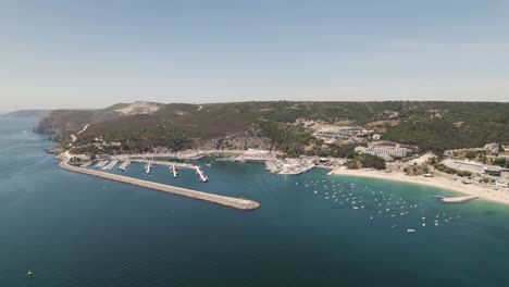 Puerto-De-Sesimbra,-Portugal.-Vista-Panorámica-Aérea