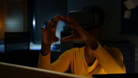 Female-executive-using-virtual-reality-headset-at-desk-4k