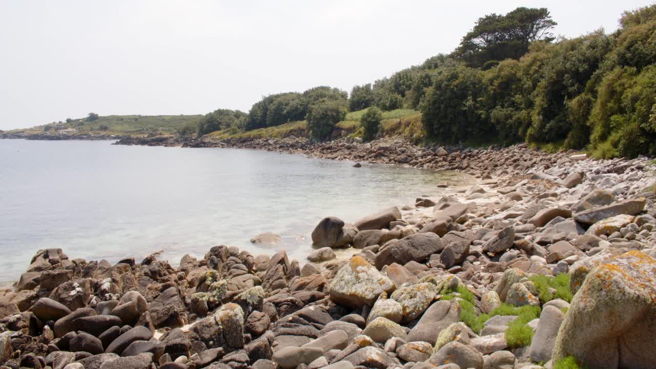 Ultra-Weitwinkelaufnahme von Wellen am Felsenufer von St. Agnes, Scilly-Inseln