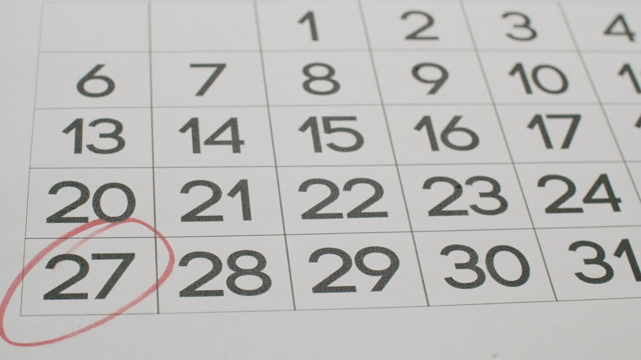 el día 27 del mes del calendario se ha tachado. firmar un día en un calendario.