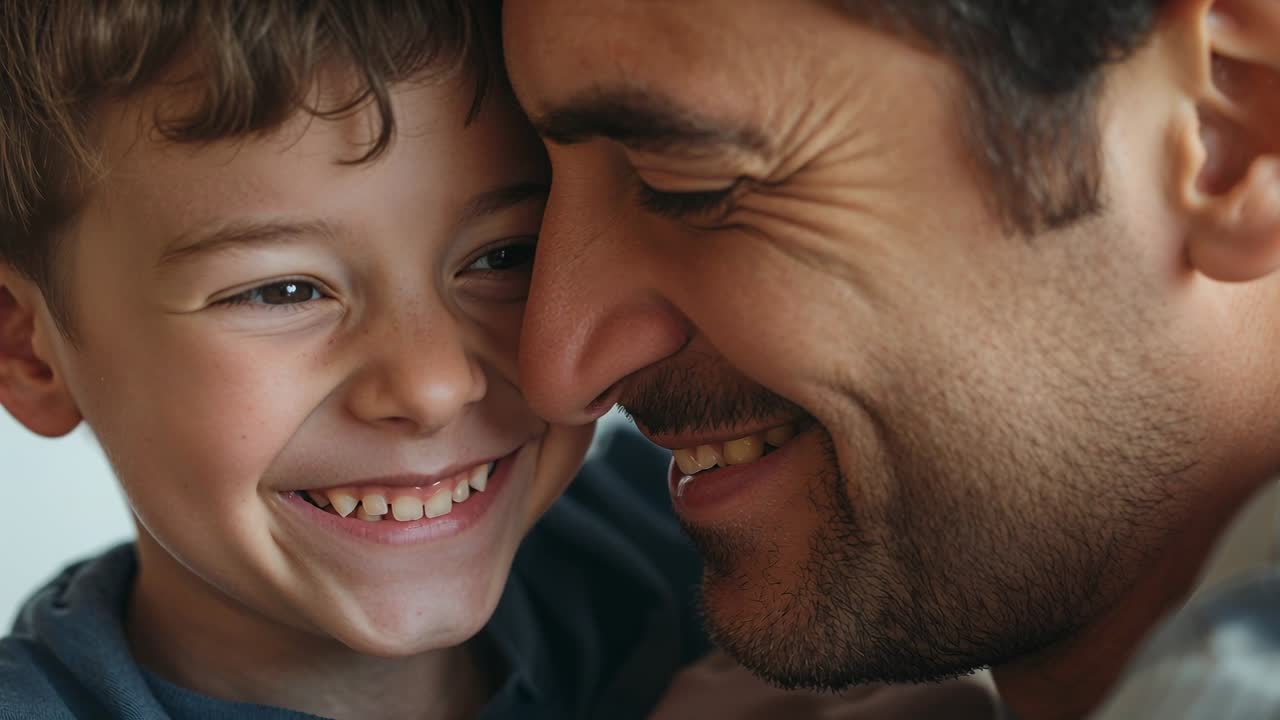 Padre en camisa e hijo con camiseta azul, apoyando mejilla con mejilla en casa, mostrando afecto.