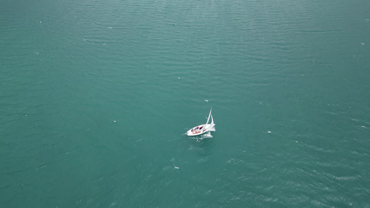 스위스 의 조용 한 호수 물 에서 요트 를 항해 하는 평화 로운 휴식 장면