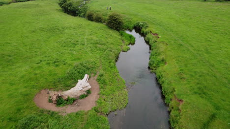 Una-Vista-Aérea-De-La-Pequeña-Flecha-Del-Río-Que-Atraviesa-Los-Campos-Verdes-De-Warwickshire,-Inglaterra