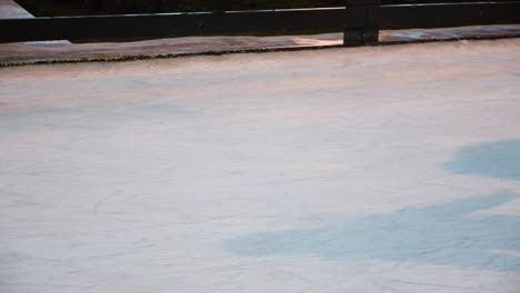 pista de patinaje sobre hielo por la noche