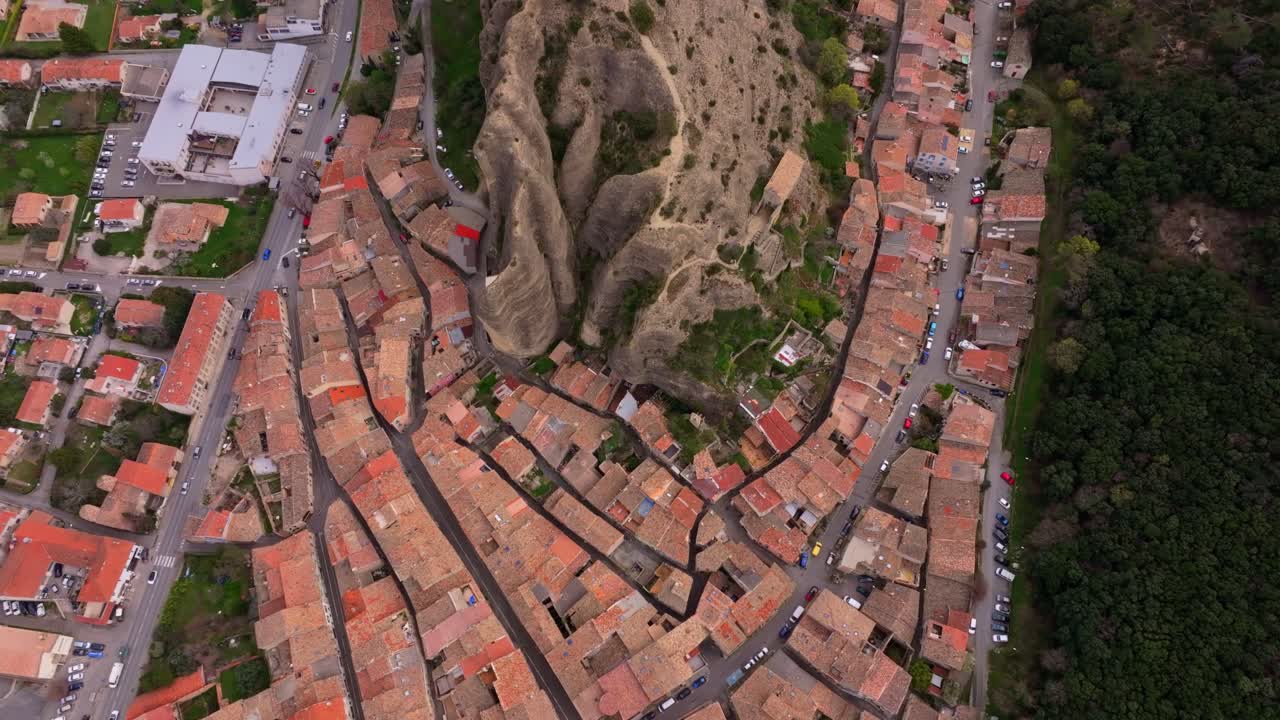 Vista aérea de Les Mees soleado en el corazón de Provenza-Alpes