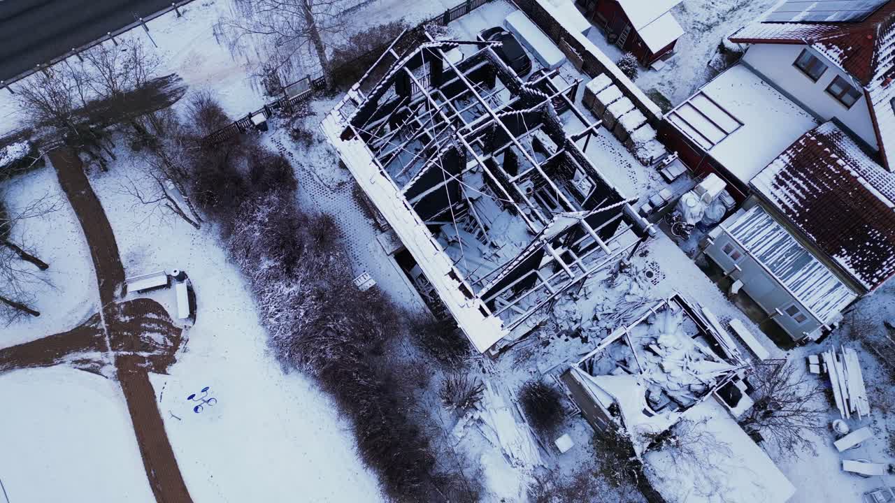 casa quemada en el pueblo, nieve de invierno