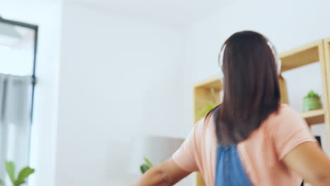 아시아 여성, 노트북과 헤드폰으로 춤을 추고