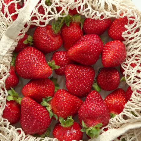 Frische-Erdbeeren-In-Umweltfreundlicher-Verpackung-Auf-Weißem-Holzhintergrund-Vegetarische-Bio-Mahlzeit