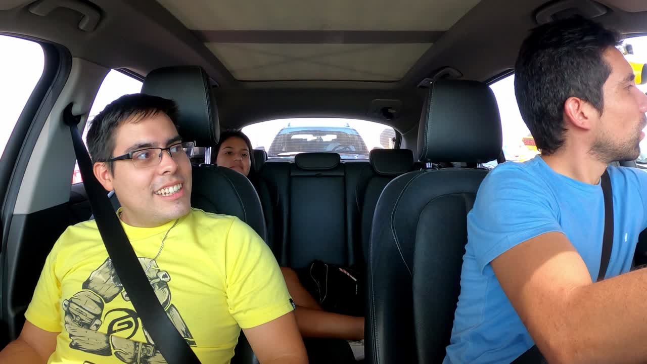 ver el interior del coche de los amigos que pagan el peaje viajando de vacaciones
