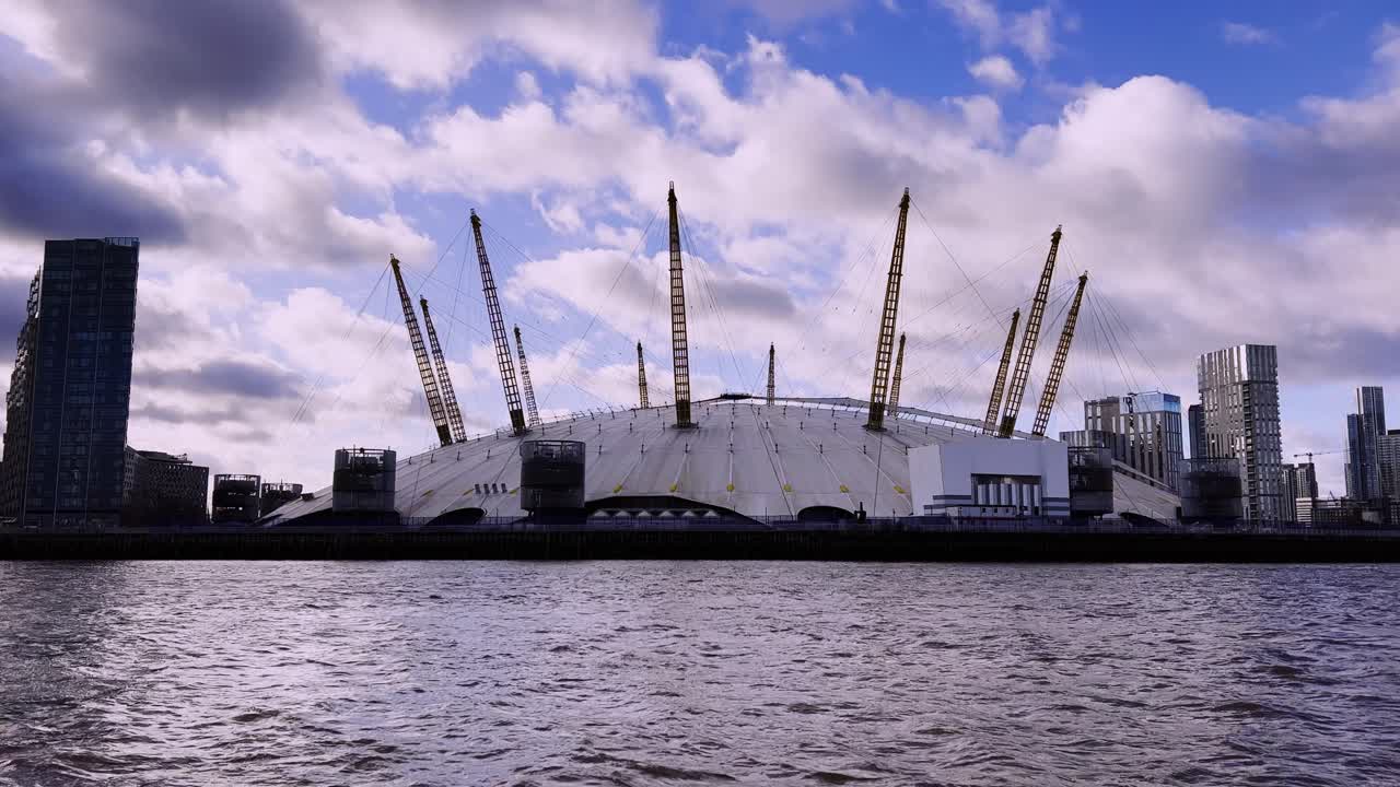 테임즈 강에서 움직이는 배에서 밀레니엄 의 풍경, 구름이 많은 날