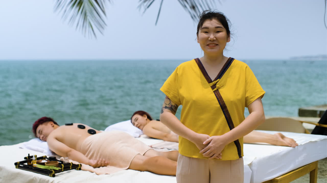 массажистка с клиентами на пляже