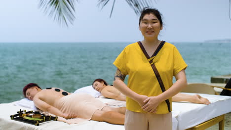 masajista con clientes en la playa