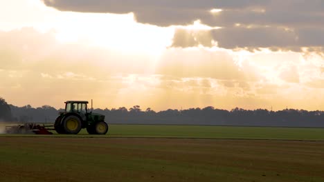 Große-Landwirtschaftliche-Geräte,-Sonnenaufgang-Am-Frühen-Morgen-Auf-Einem-Kommerziellen-Bauernhof