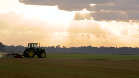 equipos agrícolas grandes amanecer temprano en la granja comercial